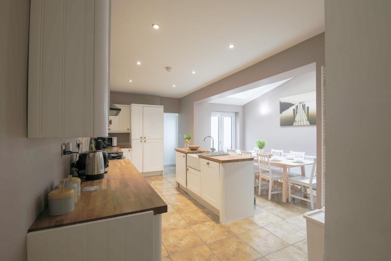 Spacious 4 Bedroom House- Walking Distance To City Centre & Great Backyard Cardiff Exteriör bild