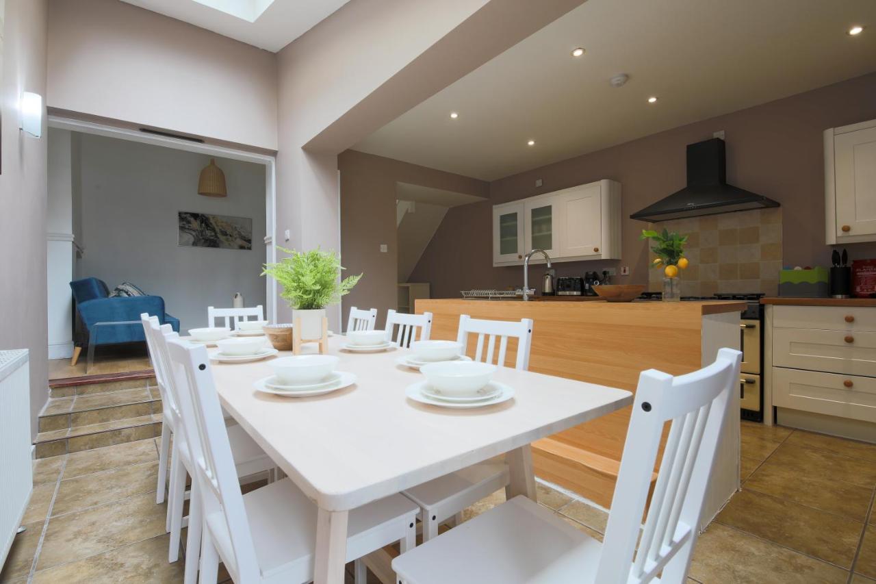 Spacious 4 Bedroom House- Walking Distance To City Centre & Great Backyard Cardiff Exteriör bild
