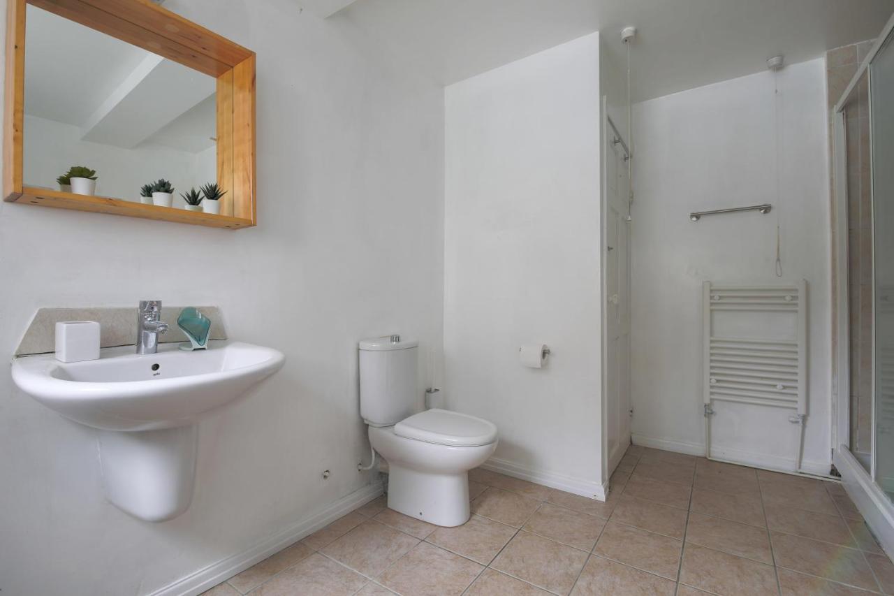 Spacious 4 Bedroom House- Walking Distance To City Centre & Great Backyard Cardiff Exteriör bild