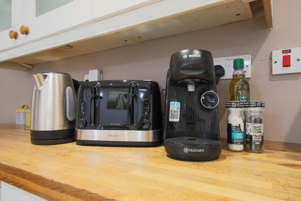 Spacious 4 Bedroom House- Walking Distance To City Centre & Great Backyard Cardiff Exteriör bild