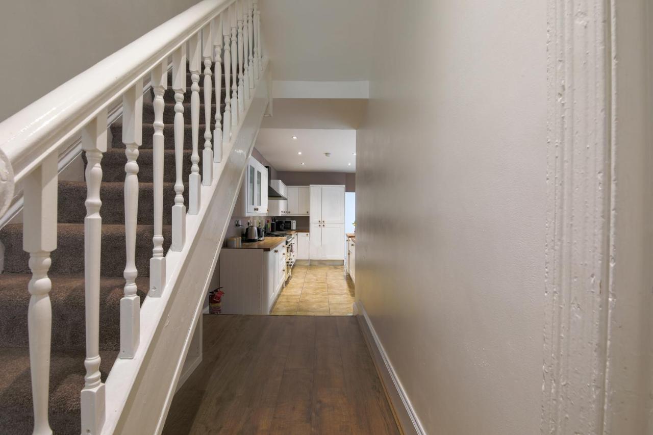 Spacious 4 Bedroom House- Walking Distance To City Centre & Great Backyard Cardiff Exteriör bild
