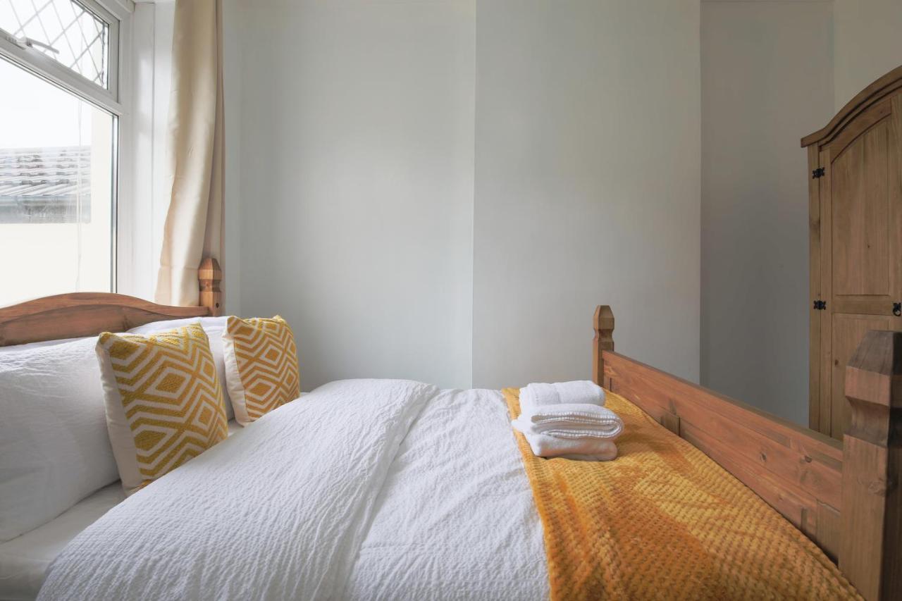 Spacious 4 Bedroom House- Walking Distance To City Centre & Great Backyard Cardiff Exteriör bild