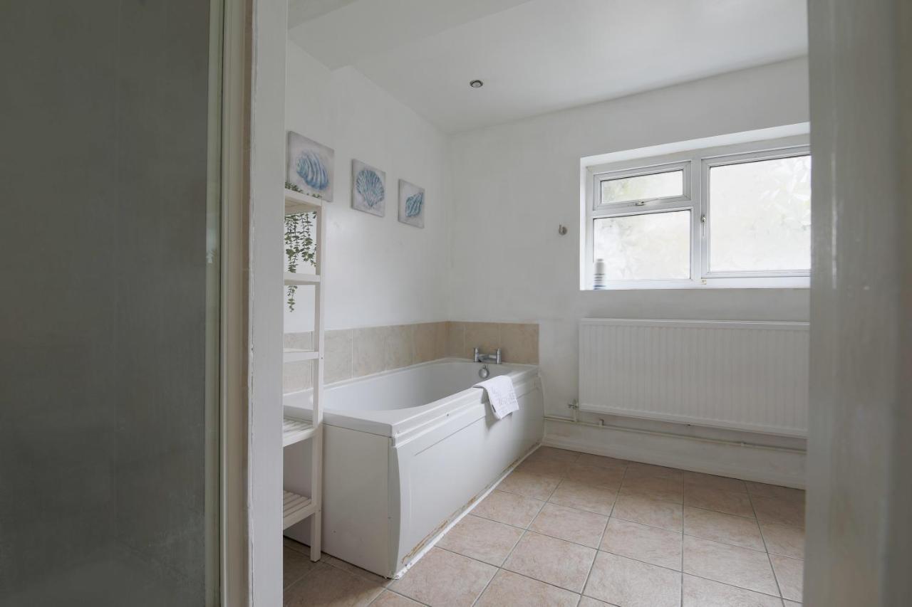 Spacious 4 Bedroom House- Walking Distance To City Centre & Great Backyard Cardiff Exteriör bild