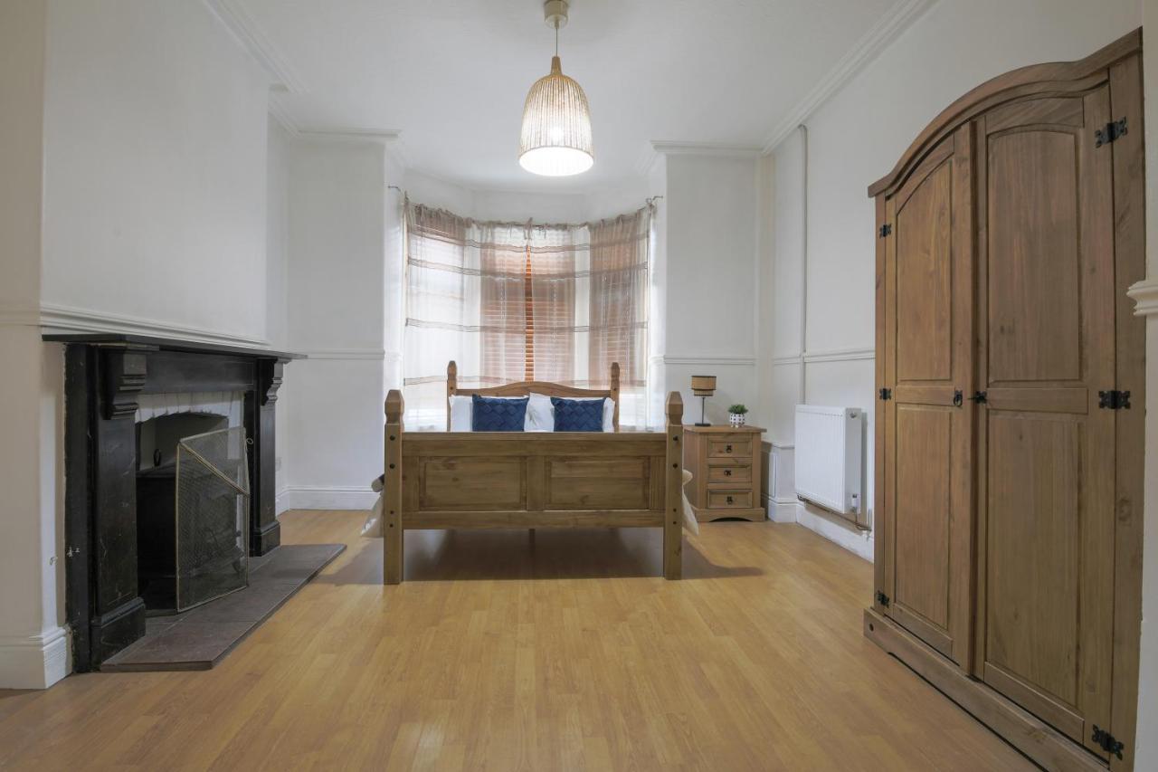 Spacious 4 Bedroom House- Walking Distance To City Centre & Great Backyard Cardiff Exteriör bild