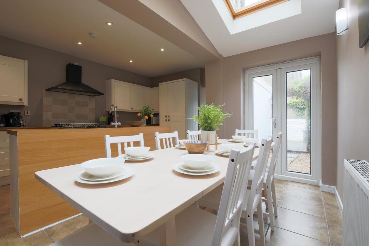 Spacious 4 Bedroom House- Walking Distance To City Centre & Great Backyard Cardiff Exteriör bild