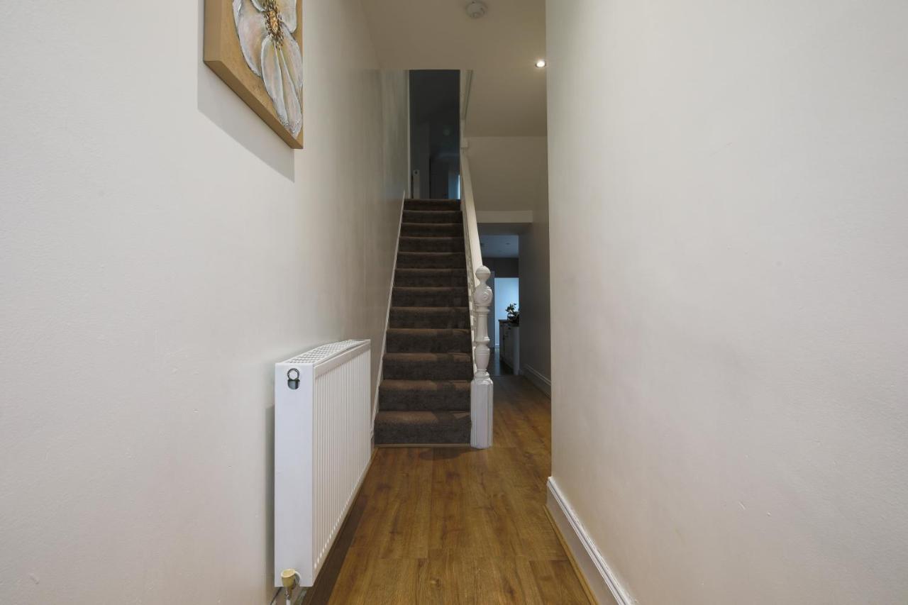 Spacious 4 Bedroom House- Walking Distance To City Centre & Great Backyard Cardiff Exteriör bild