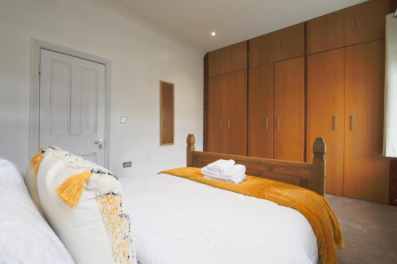 Spacious 4 Bedroom House- Walking Distance To City Centre & Great Backyard Cardiff Exteriör bild