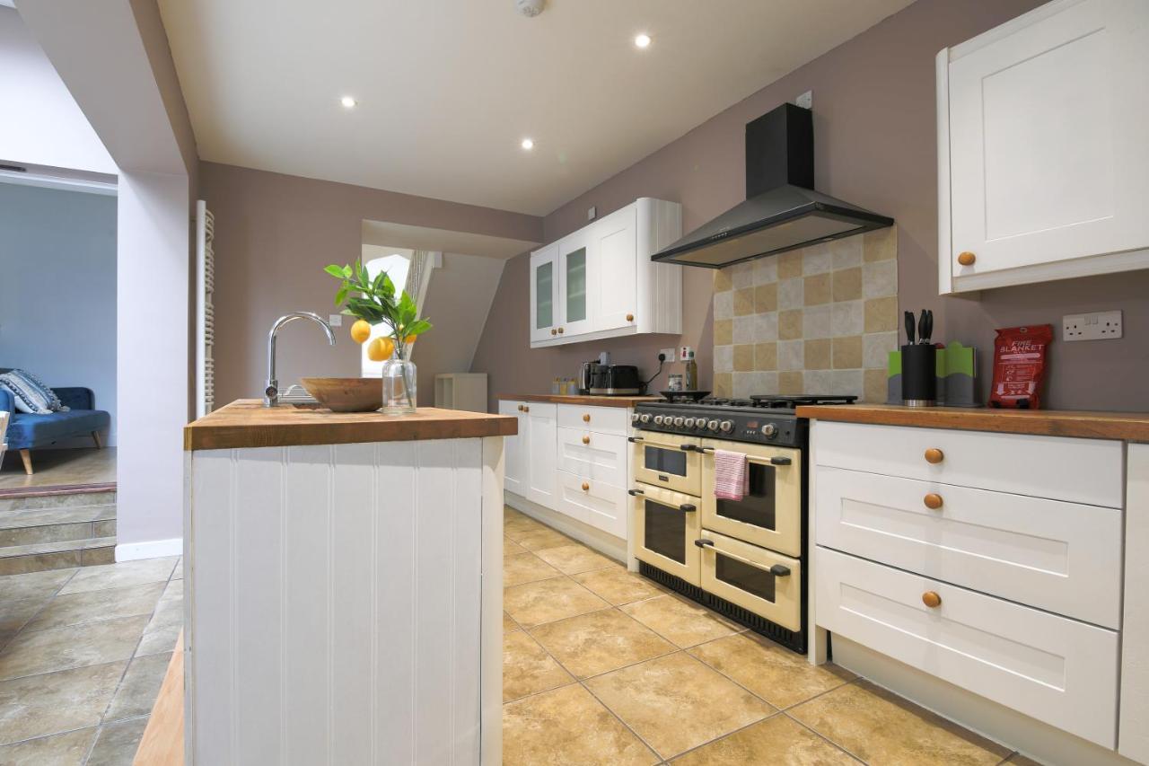 Spacious 4 Bedroom House- Walking Distance To City Centre & Great Backyard Cardiff Exteriör bild