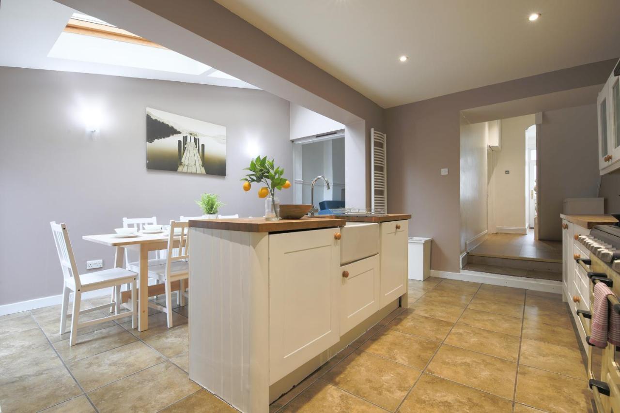 Spacious 4 Bedroom House- Walking Distance To City Centre & Great Backyard Cardiff Exteriör bild