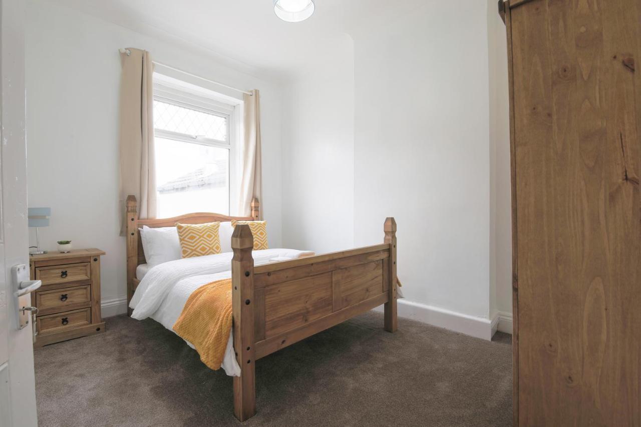Spacious 4 Bedroom House- Walking Distance To City Centre & Great Backyard Cardiff Exteriör bild