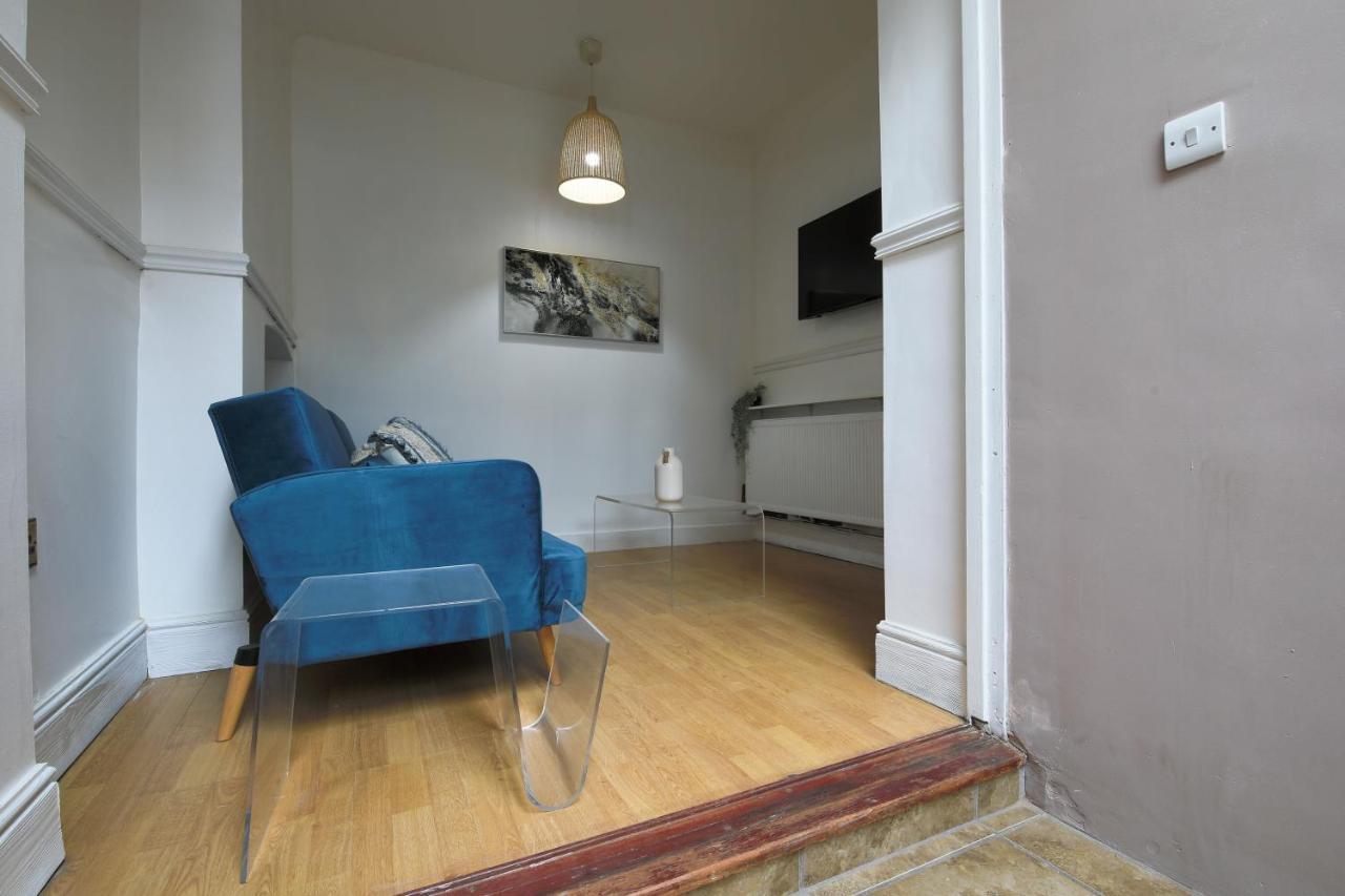 Spacious 4 Bedroom House- Walking Distance To City Centre & Great Backyard Cardiff Exteriör bild