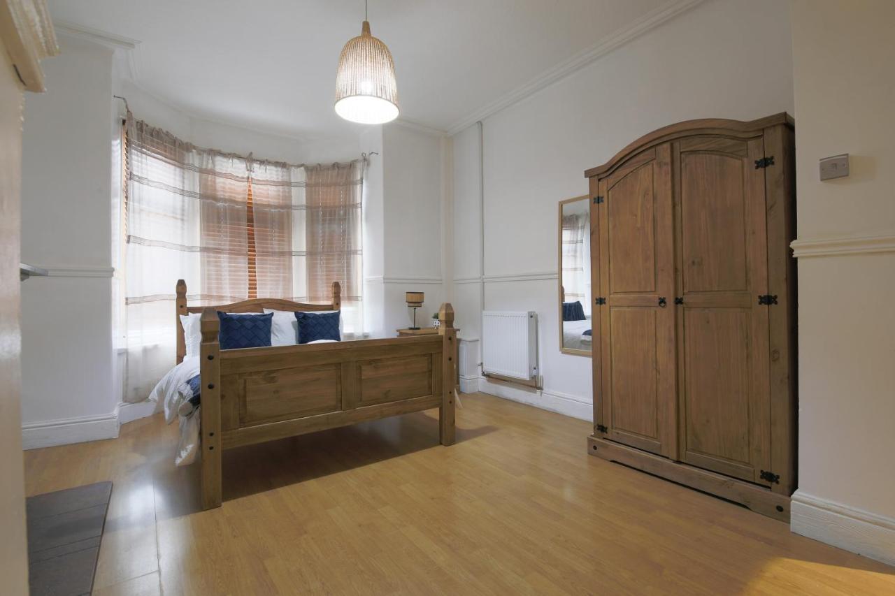 Spacious 4 Bedroom House- Walking Distance To City Centre & Great Backyard Cardiff Exteriör bild