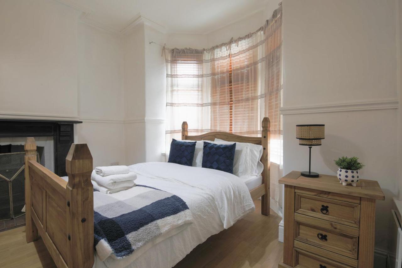 Spacious 4 Bedroom House- Walking Distance To City Centre & Great Backyard Cardiff Exteriör bild