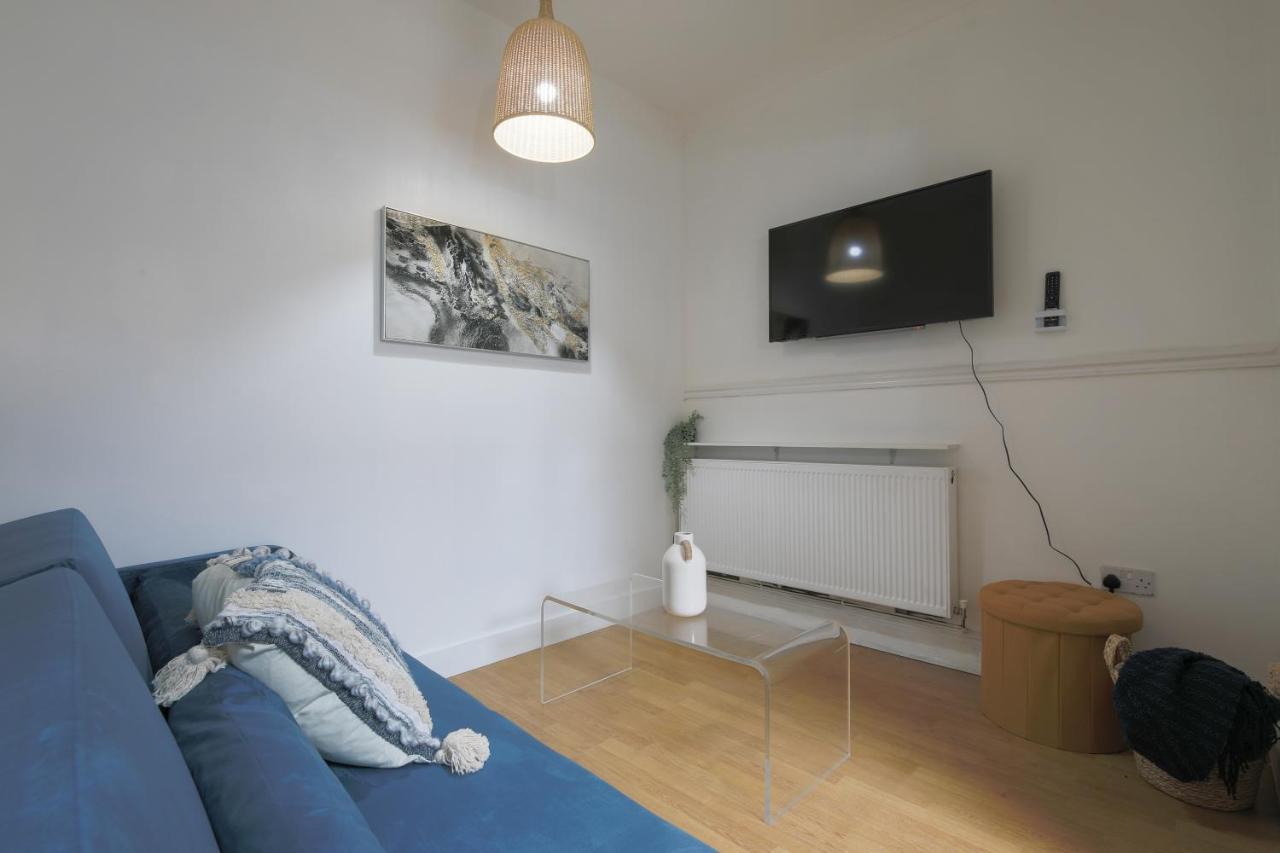 Spacious 4 Bedroom House- Walking Distance To City Centre & Great Backyard Cardiff Exteriör bild