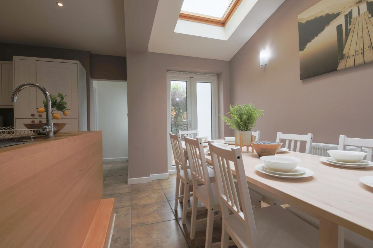 Spacious 4 Bedroom House- Walking Distance To City Centre & Great Backyard Cardiff Exteriör bild