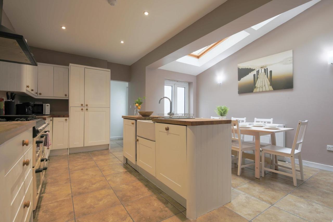 Spacious 4 Bedroom House- Walking Distance To City Centre & Great Backyard Cardiff Exteriör bild